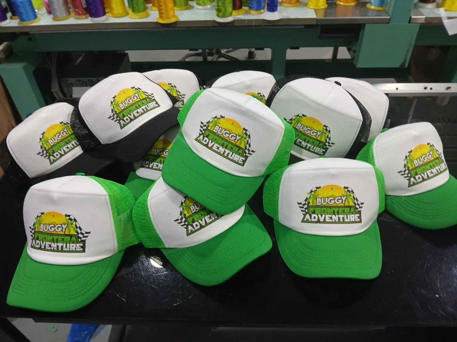 Conjunto de gorras bordadas mostrando distintos diseños y colores de hilo.