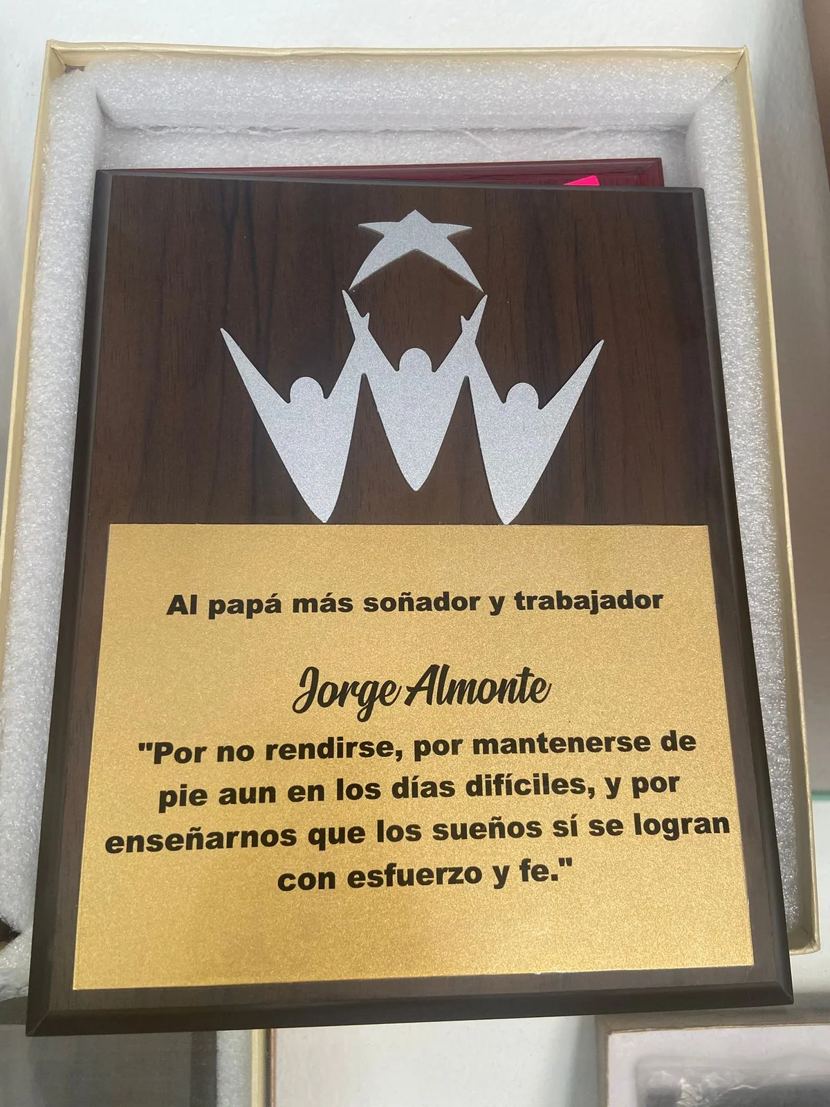 Placa metálica con grabado de alta legibilidad.