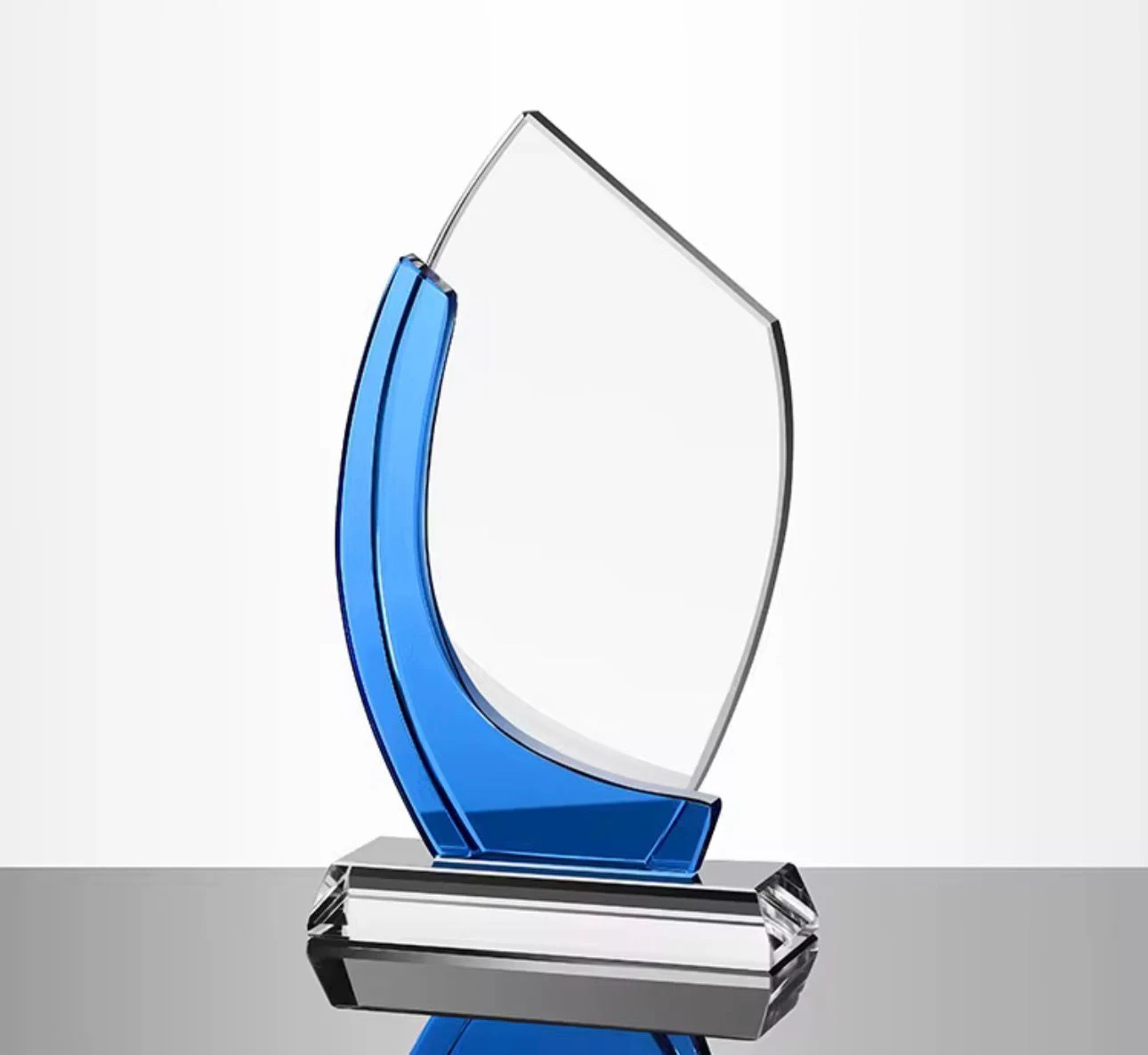 Primer plano de placa grabada con texto y acabado metálico.