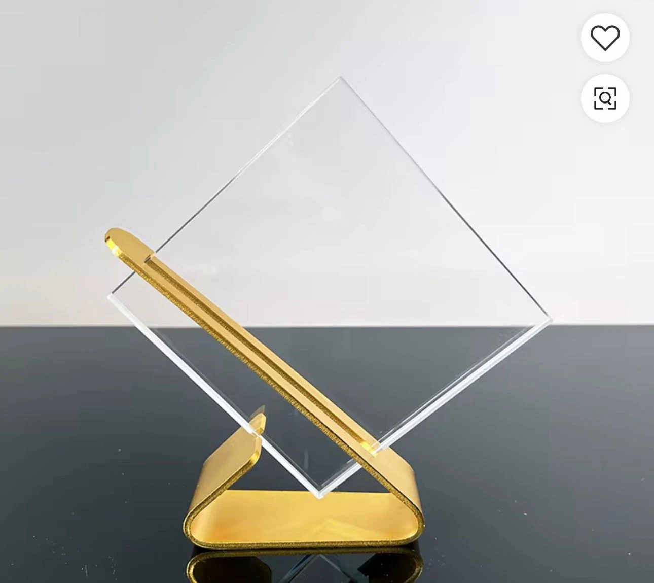 Detalle de placa metálica grabada con inscripción legible.